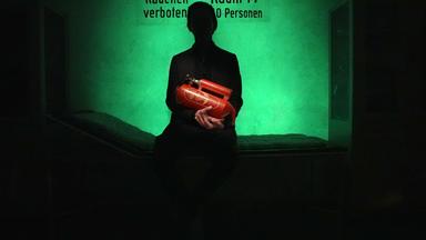 aspekte Host Jo Schück mit Feuerlöscher in den Händen vor einer phosphorisierenden Wand in einem Bunker