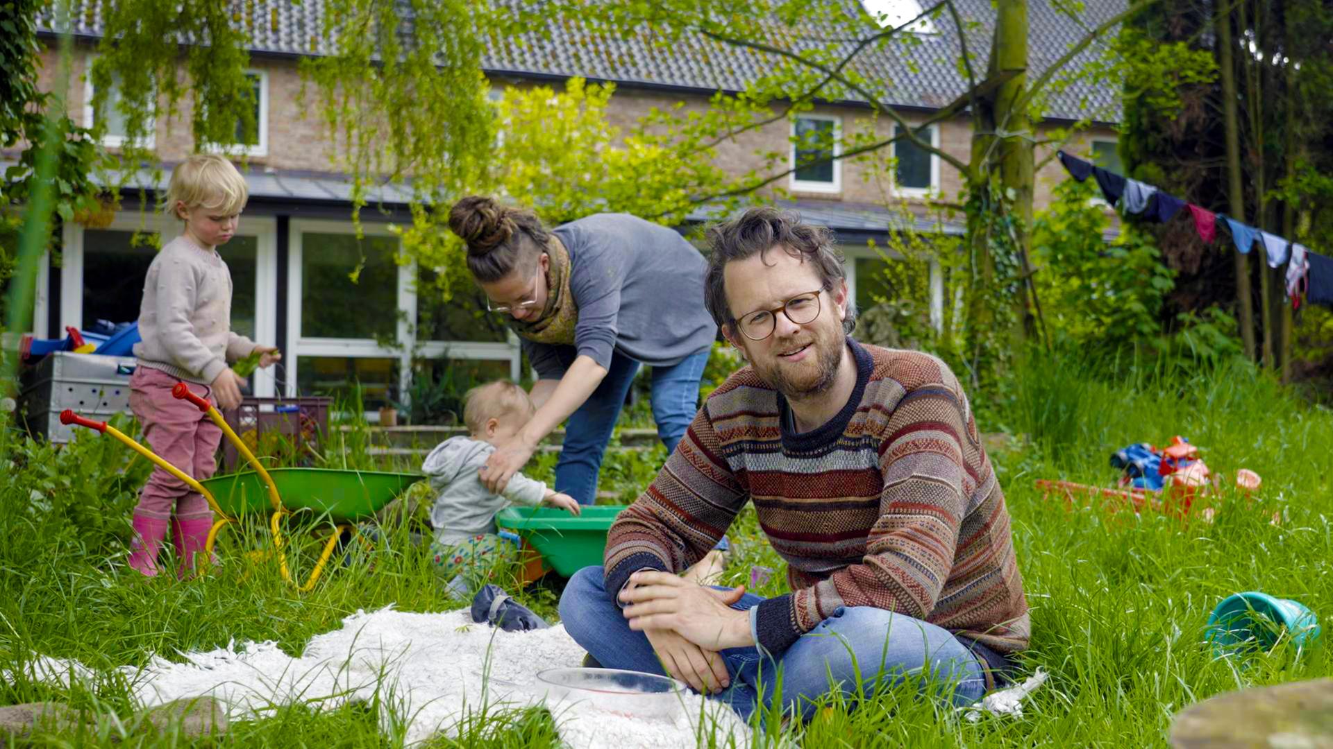 David und Clara sind mit zwei Kindern in die Gemeinschaft aufs Land gezogen