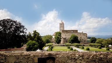 Renaissanceschloss, davor weitläufige barocke Gartenanlage mit Steinmauer
