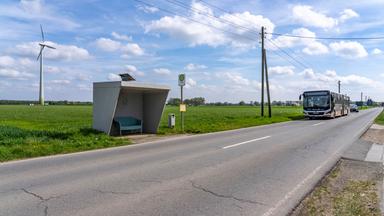 Bushaltestelle auf dem Land mit ankommendem Bus
