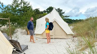 Unmittelbar in den Dünen befinden sich die „Glampingzelte“ des Eco Beach Camps. (Ort der Aufnahme: Nexø, links Magnus Klein Kofoed, rechts Lisa Knittel)