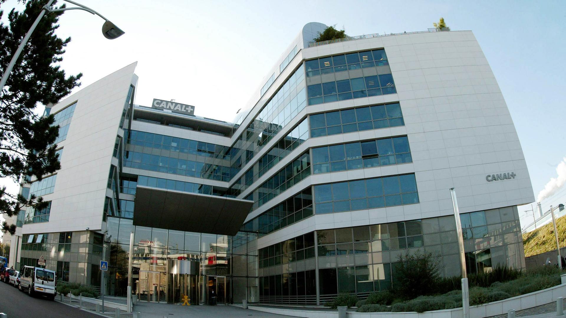 Modernes Bürogebäude, auf dem die Schrift Canal+ zu lesen ist.