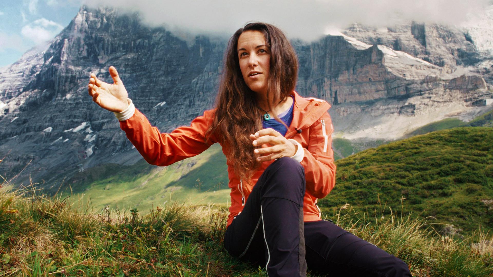 Bergführerin Carla Jaggi vor dem Eiger