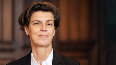 Porträtfoto einer Frau mit kurzen Haaren.