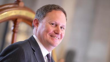 Braunhaariger Mann im dreiviertel Profil