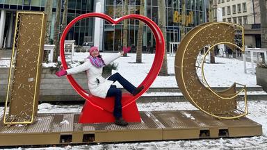 Cécile Schortmann sitz in einer herzförmigen Skulptur in Chemnitz
