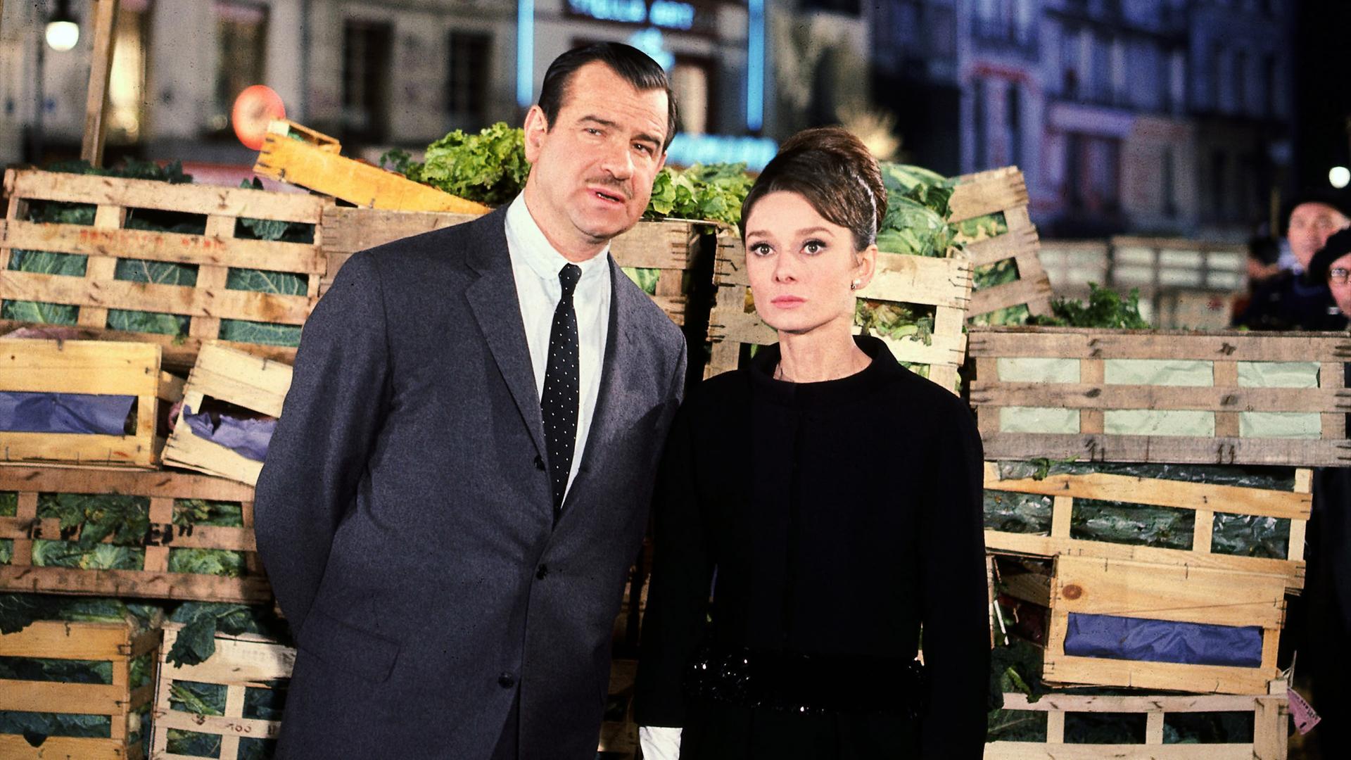 Ein Mann und eine Frau auf einer Straße.