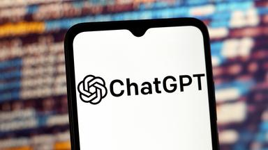ChatGPT-Logo auf Smartphone