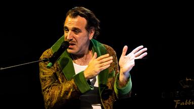 Mann sitzt am Klavier.