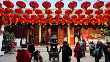 Shanghai, 03.02.2026, Schanghai am Jangtsekiang, Stadtzentrum, Caishen Temple, Schmückung zum chinesischen Neujahrsfest am 17. Februar