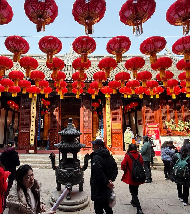 Shanghai, 03.02.2026, Schanghai am Jangtsekiang, Stadtzentrum, Caishen Temple, Schmückung zum chinesischen Neujahrsfest am 17. Februar