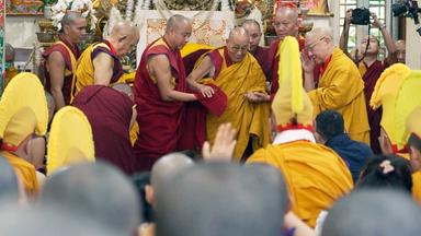 Ein erleuchtetes Palatsgebäude.