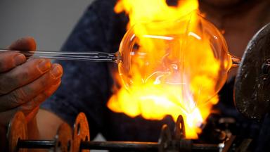 Nahaufnahme eines Glases im Feuer.