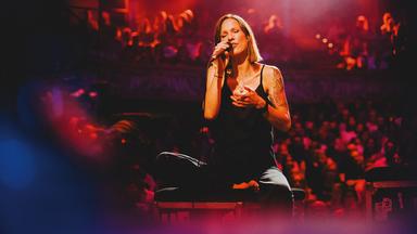 Christina Stürmer singt auf der Bühne.