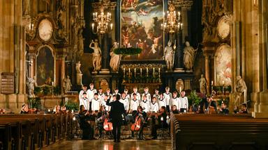 Chor im Altarraum einer Kirche
