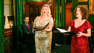 Zwei Sängerinnen mit Klavierbegleitung