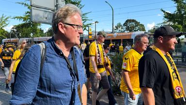 Christof Franzen mit ostdeutschen Fussball Fan aus Dresden