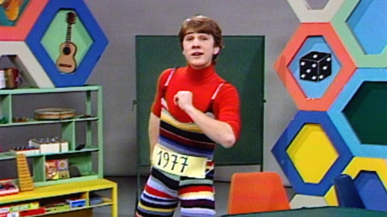 Christoph Waltz in der ORF Kindersendung Am Dam Des im Jahre 1977. Es ist sein erster Fernsehauftritt. Seine Musikalität wird im Laufe seiner Karriere immer wieder hervordrängen.