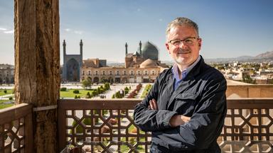 Christopher Clark mit blauer Jacke auf einem Balkon am Imam-Platz in Isfahan.