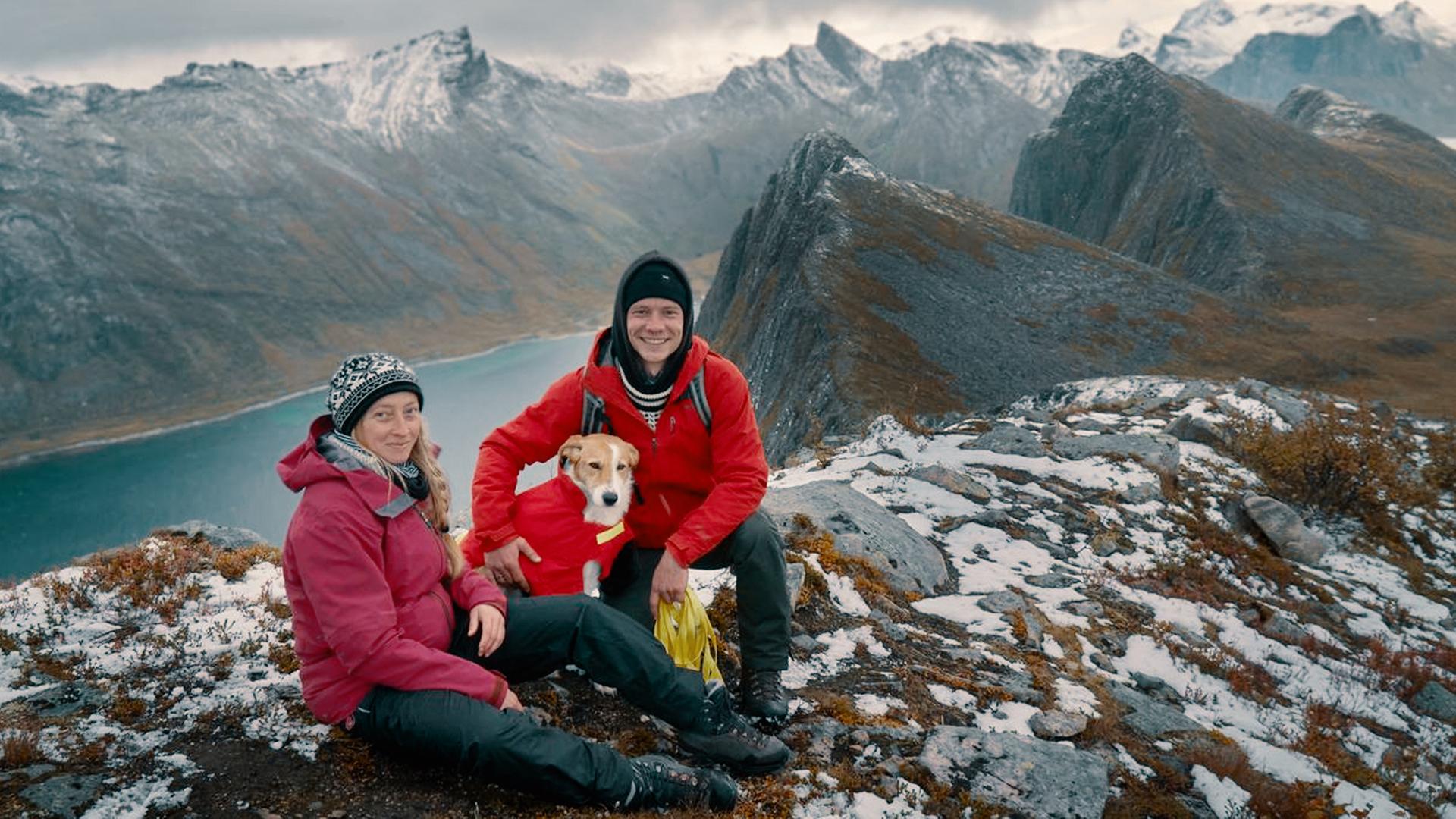 "Terra X: Abenteuer Freiheit - Unterwegs am Polarkreis": Ellen und Jonas mit Hund Suki sitzen auf dem Gipfel des Husfjellet auf der Insel Senja in Norwegen.