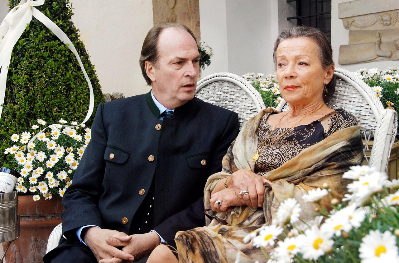 Konstantin (Herbert Knaup) und seine Mutter Dodo (Krista Stadler) beraten, wie sie das neue Familienmitglied Stella wieder loswerden könnten