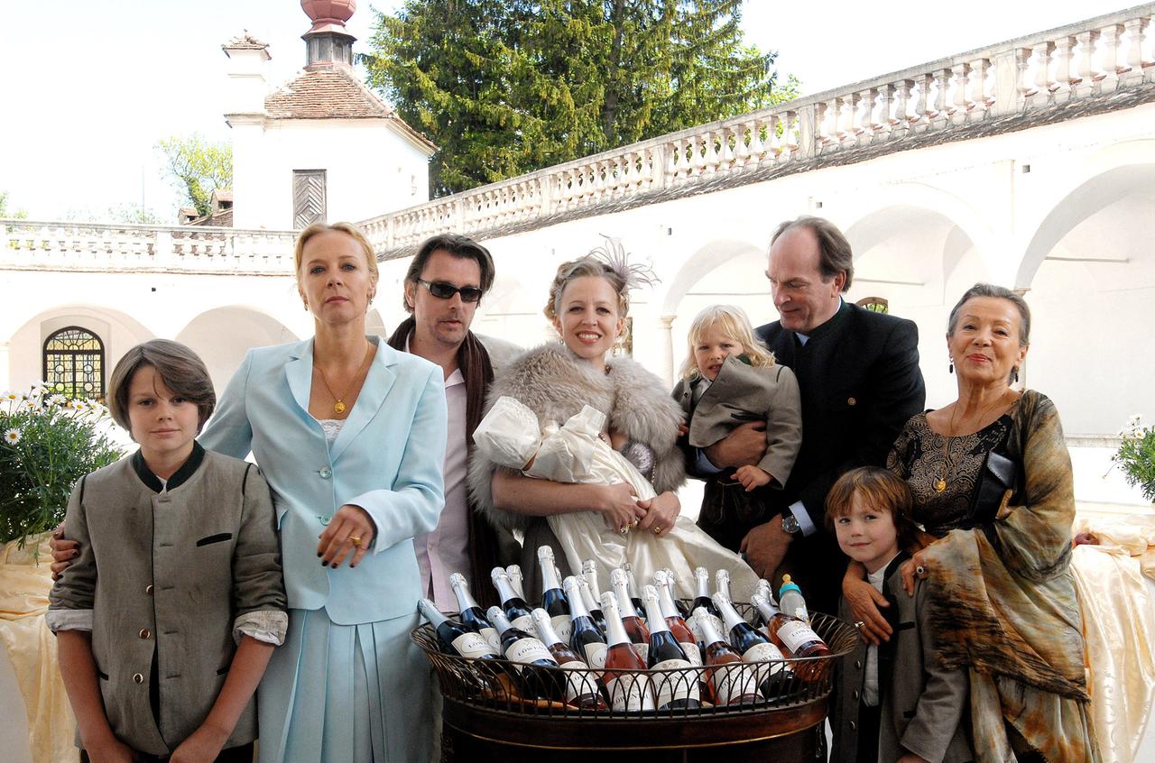 Der Löwenthal-Clan (fast) komplett: Charlotte (Katja Riemann, 2. v. li.), Lorenz (Hary Prinz, 3. v. li.), Ivana (Nina Proll, Mitte) mit ihrem Baby (Anatol Bloéb), Konstantin (Herbert Knaup, 2. v. re.), Dodo (Krista Stadler, re.) sowie die Kinder Valentin (Maximilian Grösswang, li.), Ferdinand (Leopold Bloéb) und Leopold (Samuel Jung, vorne re.). 