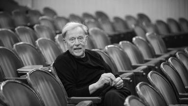 Der deutsche Theaterregisseur Claus Peymann sitzt auf einem Stuhl vor der Generalprobe eines Stücks von Peter Handke im Burgtheater in Wien, Österreich, am 26. Februar 2016.