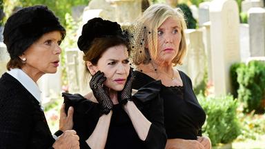 Die Freundinnen Maria (Uschi Glas, li.), Kiki (Hannelore Elsner, Mitte) und Helga (Jutta Speidel) in schicken Trauer-Outfits auf dem Friedhof.