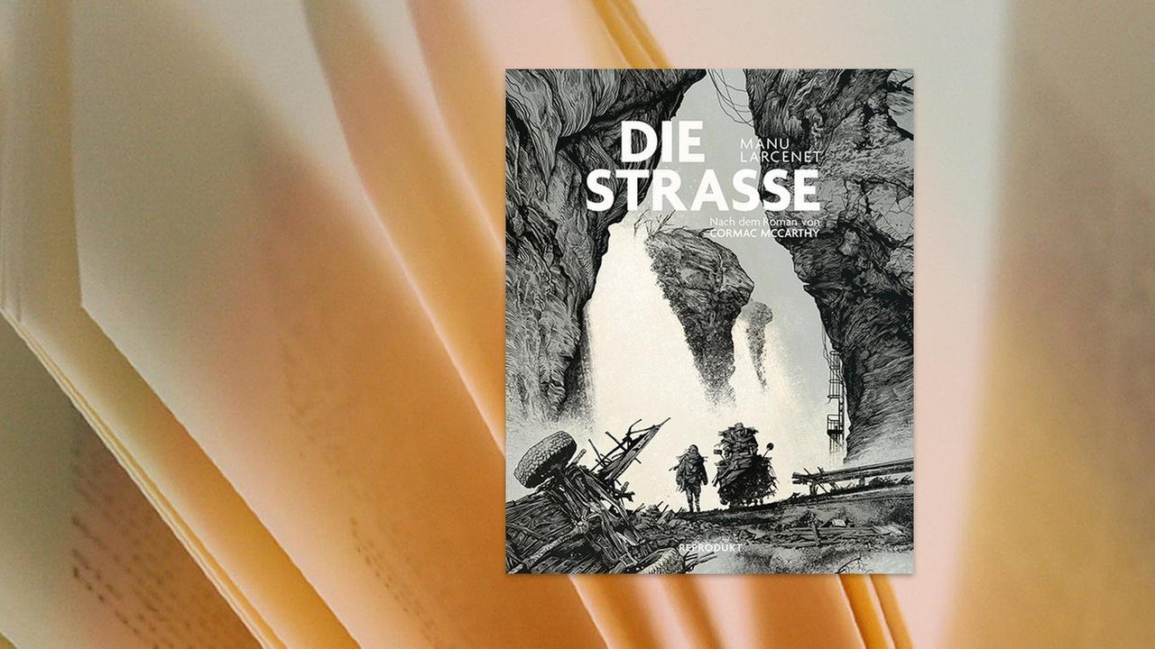 Auf dem Umschlag des Comics Die Straße ist ein schwarz-weiß gezeichnetes Bild von einer Straße zwischen steilen Felsen zu sehen, auf der zwei vollbepackte Gestalten laufen. Am Wegesrand sind zerstörte Fahrzeuge zu sehen.