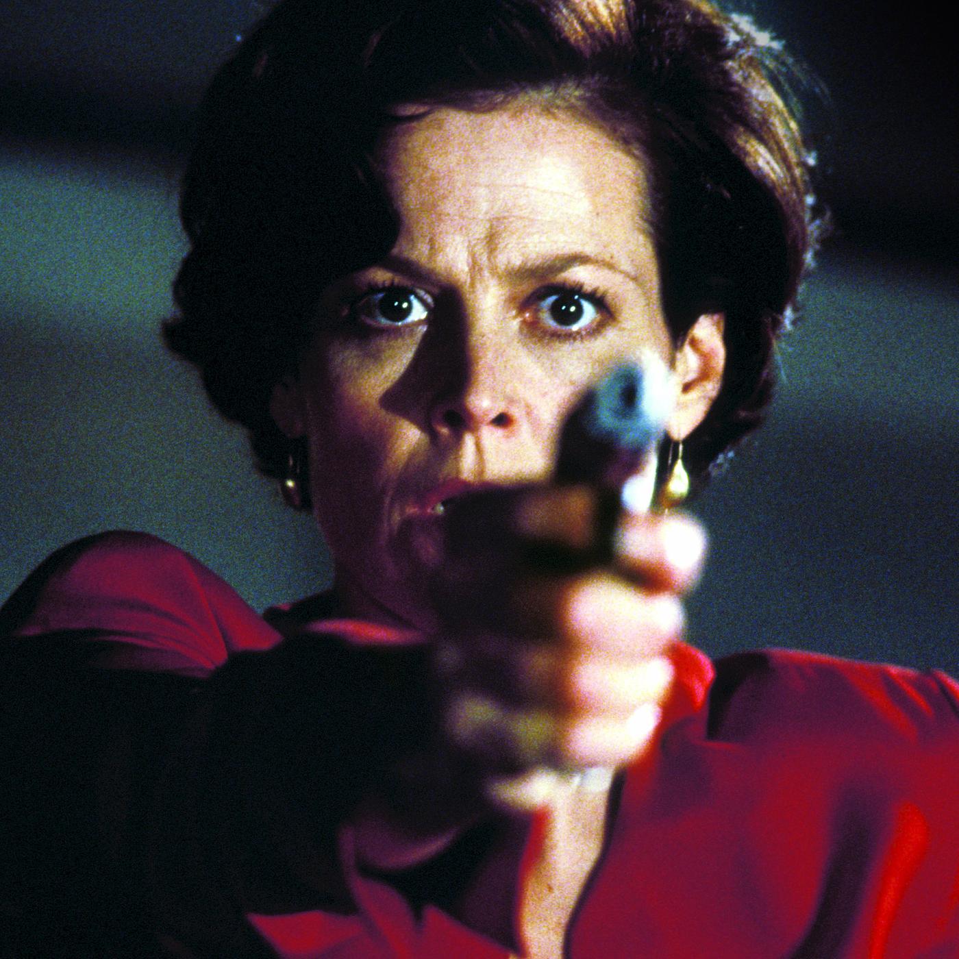 Helen Hudson (Sigourney Weaver) ist in der Nahaufnahme zu sehen, wie sie ängstlich nach vorn blickt und eine Waffe auf ihr Gegenüber richtet.