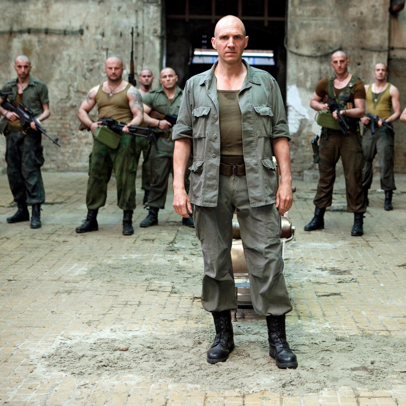 General Coriolanus (Ralph Fiennes, vorne links) und Aufidius (Gerard Butler) stehen in Uniformen vor ihren wartenden Männern.