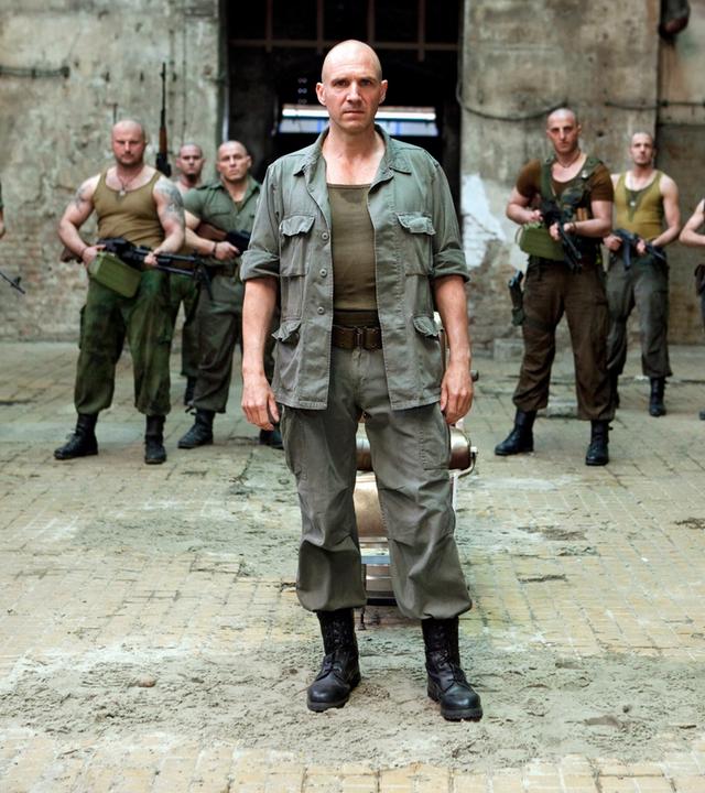 General Coriolanus (Ralph Fiennes, vorne links) und Aufidius (Gerard Butler) stehen in Uniformen vor ihren wartenden Männern.