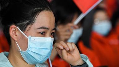 Chinesin mit Mundschutz