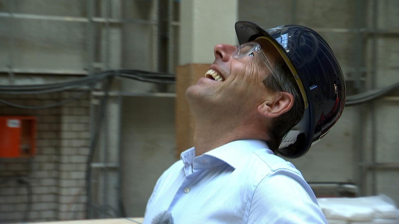 Generalintendant Hartmut Dorgerloh begutachtet Baustelle