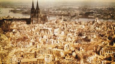 Bild der zertrümmerten Stadt Köln von oben.