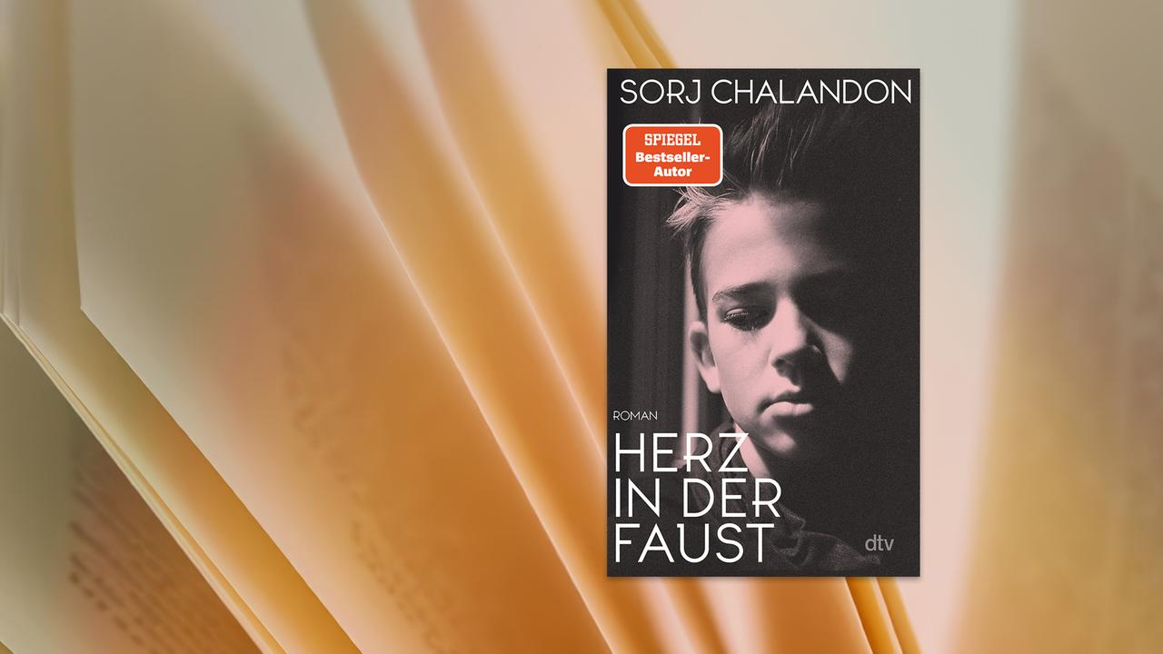 Buchcover des Romans "Herz in der Faust" von Sorj Chalandon. Auf dem Cover ist das Porträt eines Jugendlichen zu sehen. Die eine Häflte des Gesichts ist verschattet. Auf der linken unteren Seite steht Roman und der Buchtitel. Unten rechts ist der Verlagsname "dtv" benannt. Am oberen Rand des dunkel gehaltenen Covers steht der Autorennamen.