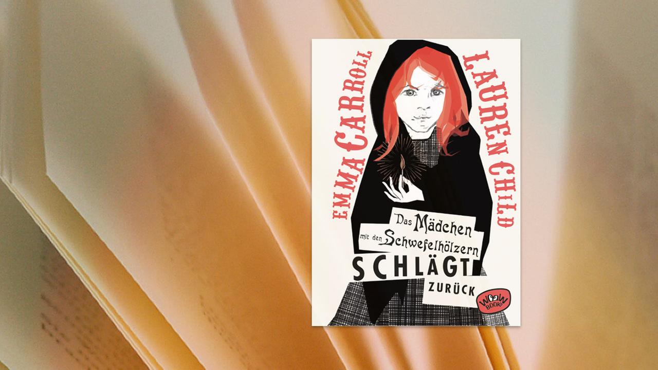 Auf dem Umschlag des Kinderbuches ist das gemalte Bild eines Mädchens mit roten Haaren zu sehen, das einen schwarzen Kapuzenmantel trägt und ein brennendes Streichholz in der Hand hält.