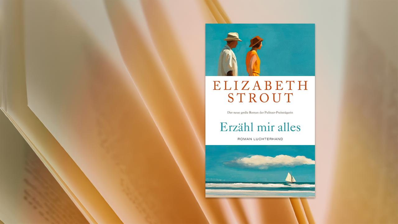 Das Buchcover ist in Türkistönen gehalten. Oben sind eine Frau in einem orangefarbenen Kleid und ein Mann in hellem Hemd mit Hüten zu sehen, beide im Profil und zum Meer gewandt. In der Mitte stehen der Name „Elizabeth Strout“ und der Titel „Erzähl mir alles“. Unten zeigt eine weitere Illustration ein Segelboot auf ruhiger See unter einer einzelnen Wolke.
