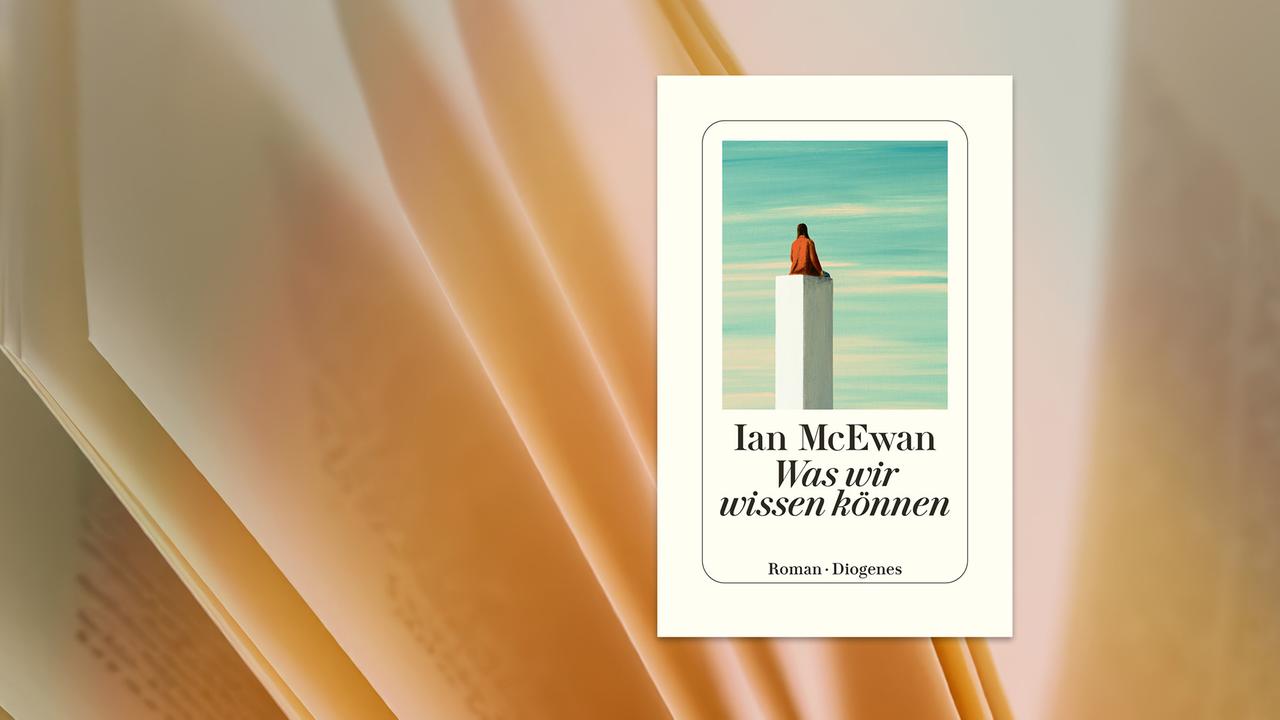 Buchcover von "Was wir wissen können" von Ian McEwan. Es zeigt eine Person auf einem hohen weißen Sockel vor einem blauen Himmel mit Wolken. Darunter stehen der Name des Autors, der Buchtitel sowie der Hinweis „Roman · Diogenes“. 