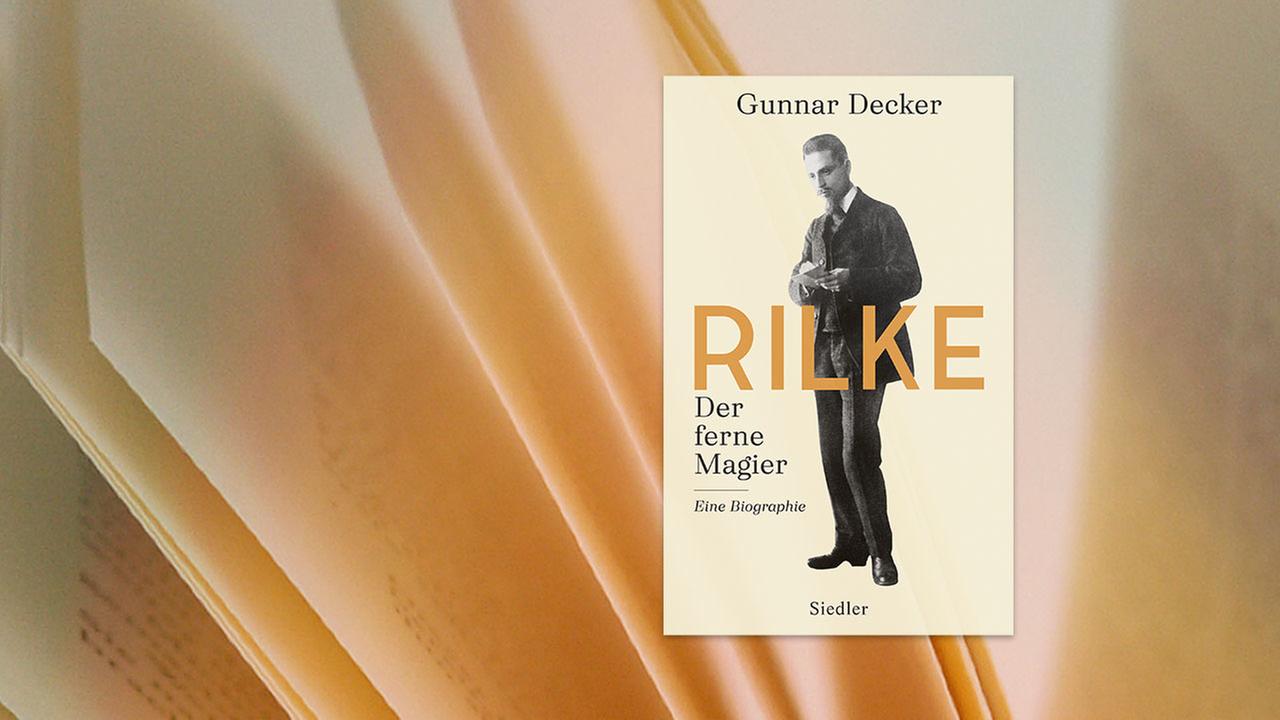 Buchcover zu "Rilke. Der ferne Magier" von Gunnar Deckel vom Siedler Verlag. Das Cover ist in einem pastellgelb gehalten, zu sehen ist Rainer Maria Rilke in Schwarz-Weiß.