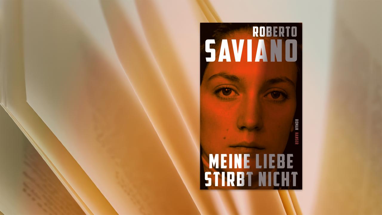 Buchcover des Romans „Meine Liebe stirbt nicht“ von Roberto Saviano, erschienen im Hanser Verlag. Zu sehen ist das frontal aufgenommene Gesicht einer jungen Frau in rötlich-oranger Farbgebung, die den Betrachter direkt ansieht. Der Titel steht in großen weißen und grauen Großbuchstaben über und unter dem Porträt, der Autorenname „Roberto Saviano“ ist oben platziert, seitlich steht „Roman Hanser“.