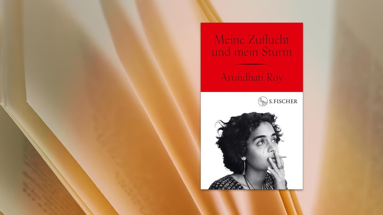Das Buchcover zeigt den Titel "Meine Zuflucht und mein Sturm" von Arundhati Roy auf rotem Hintergrund. Darunter befindet sich ein unscharf dargestelltes schwarz-weißes Foto einer Frau mit lockigem Haar, die eine Zigarette hält. Rechts neben dem Foto ist das Logo des S. Fischer Verlags zu sehen.