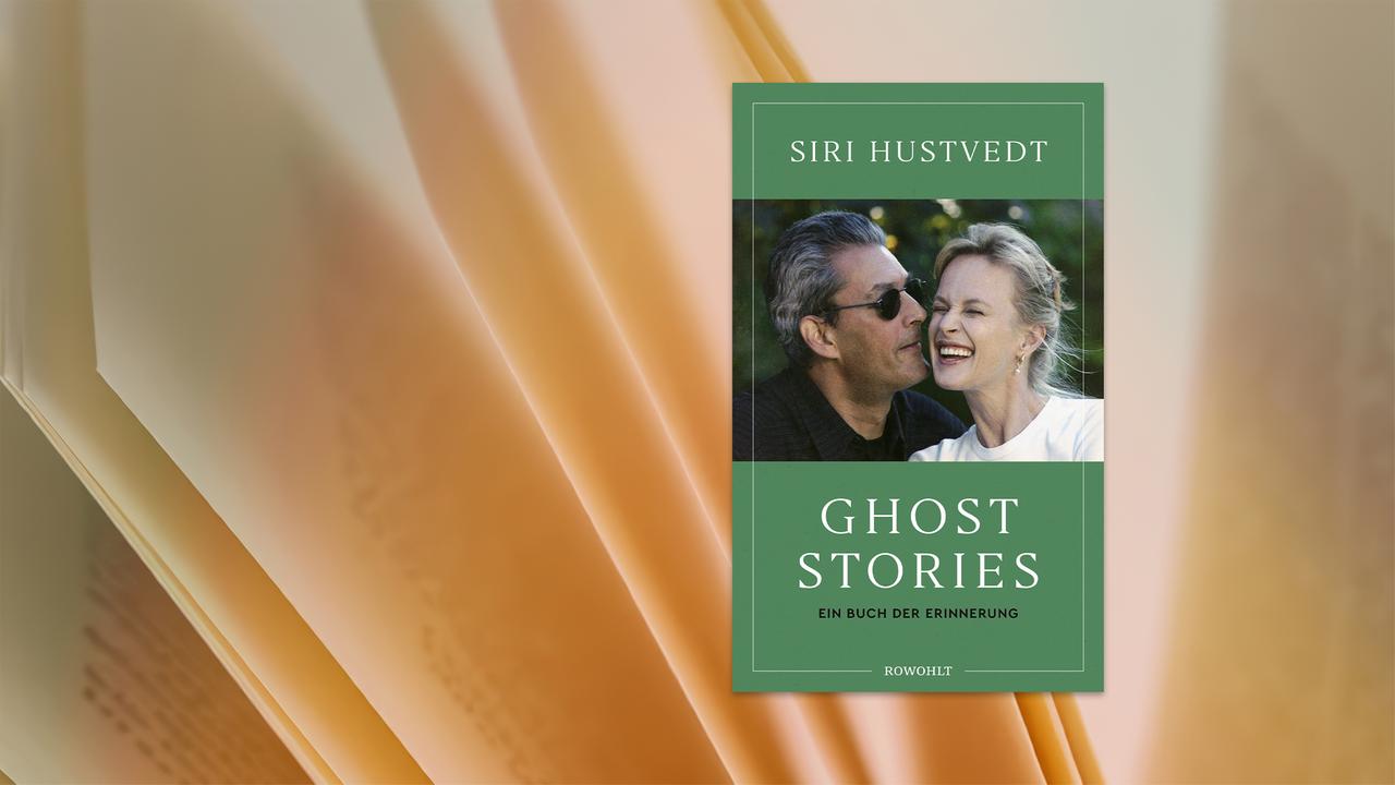 Das Buchcover von „Ghost Stories – Ein Buch der Erinnerung“ von Siri Hustvedt ist in kräftigem Grün gestaltet. In der Mitte ist ein Foto eines Paares zu sehen: Ein Mann mit dunkler Sonnenbrille beugt sich lächelnd zu einer Frau mit zurückgebundenem blondem Haar, die die Augen geschlossen hat und herzlich lacht. Oberhalb des Fotos steht der Name der Autorin, darunter der Titel des Buches; am unteren Rand ist der Verlag Rowohlt genannt.