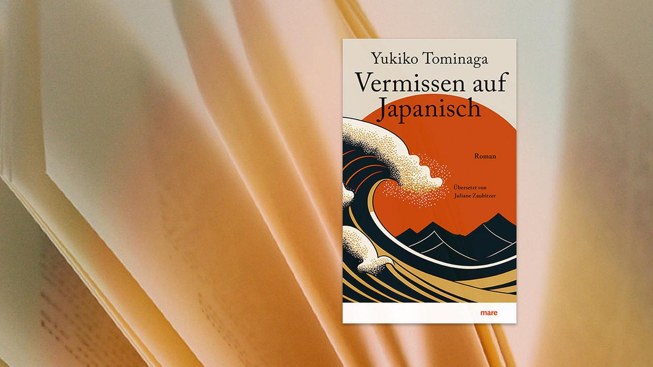 Auf dem Buchcover von "Vermissen auf japanisch" von Yukiko Tominaga ist eine stilisierte Welle zu sehen mit Bergen im Hintergrund.