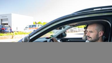 Niklas Schweitzer sitzt am Steuer eines Autos der Fahrschule. Sein Fahrlehrer Axel Steinadler sitzt neben ihm.
