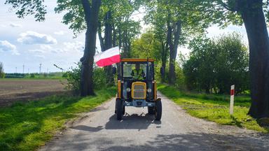 Ein Traktor mit einer Fahne.