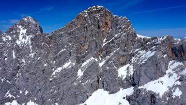 Bergmassiv mit Schneeresten