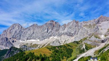Gebirgskette in der Frühjahrssonne