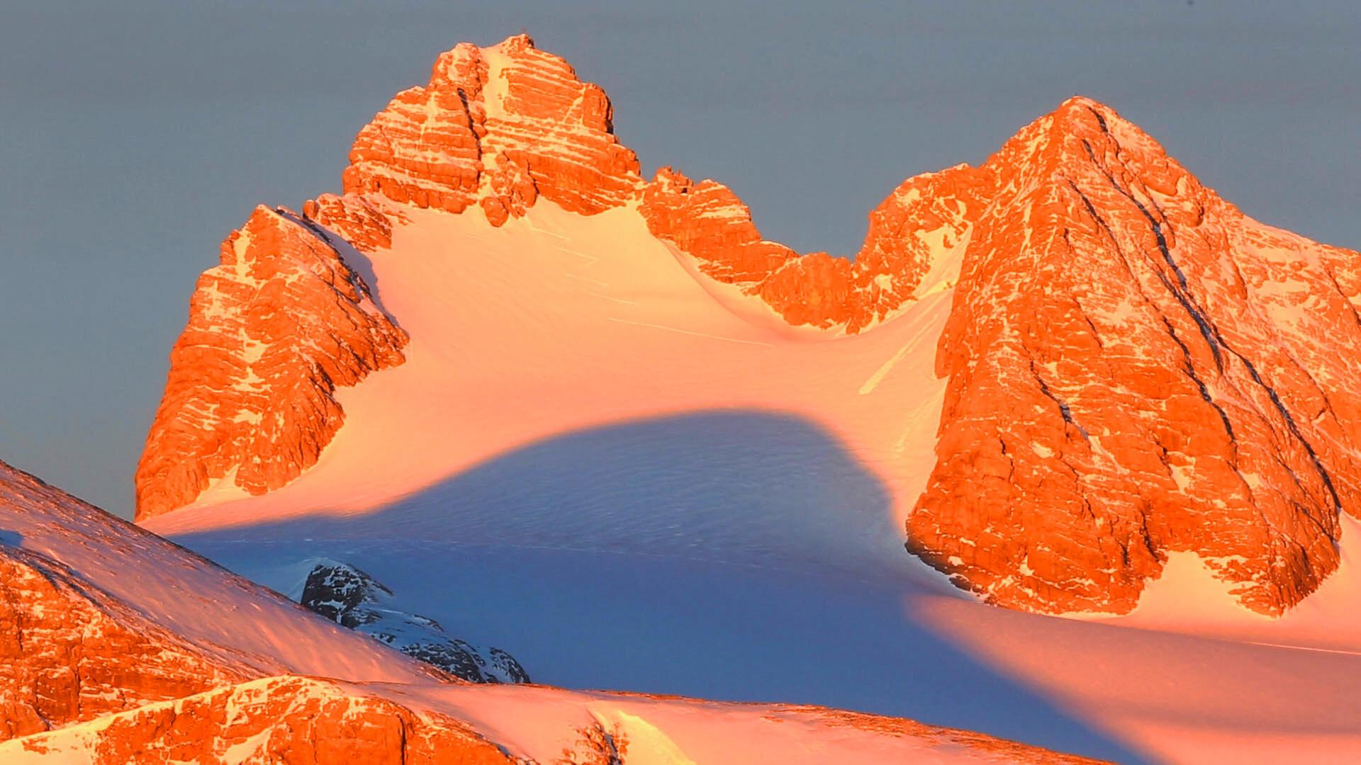 Vom Morgenrot erleuchtete Gipfel