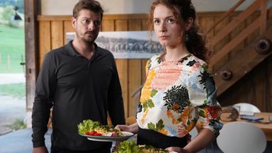 Mila (Nadja Sabersky) will den Leitner-Hof verlassen. Ihr Vater Florian (Matthi Faust) möchte sie zum Bleiben überreden.